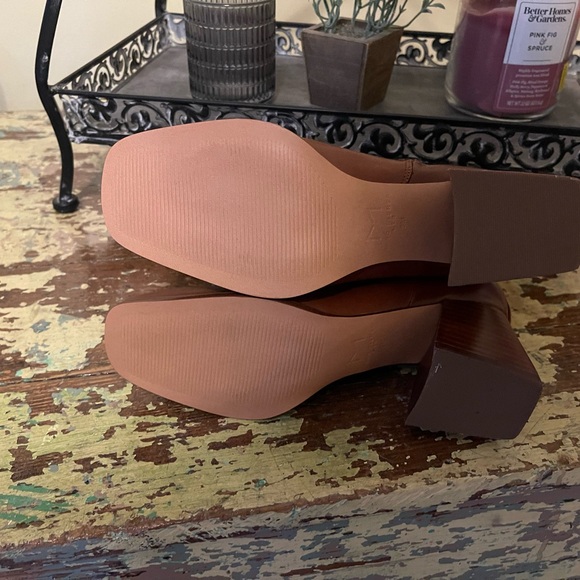 Women’s Marc Fisher LTD Floria Ankle Boot - Picture 4 of 7